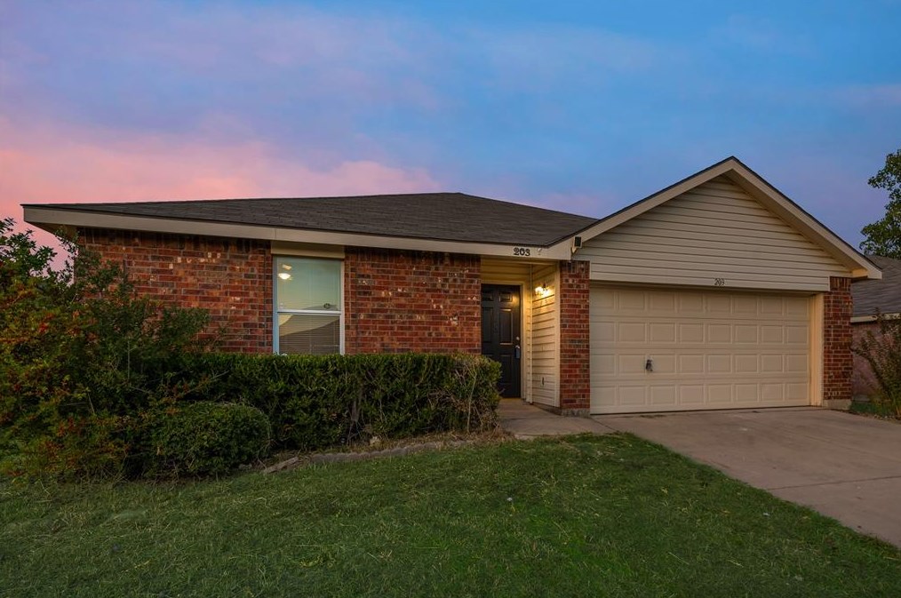 203 Maned Dr, Sanger TX  76266-6620 exterior