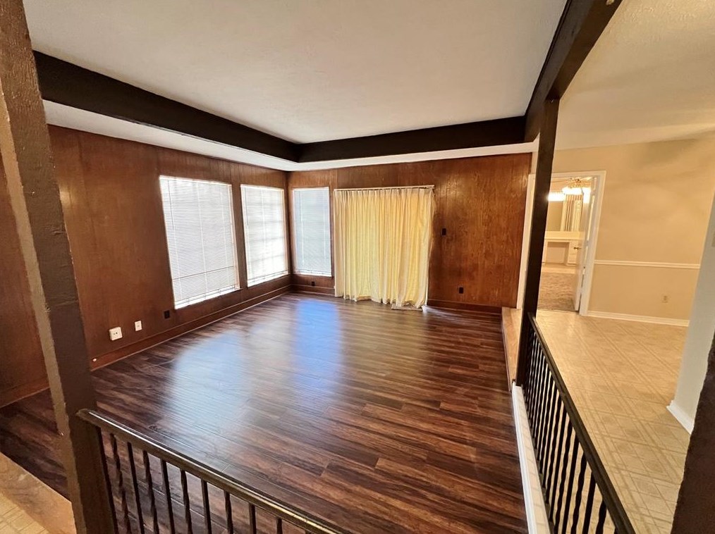 2744 Meadow Gate Ln, Dallas TX  75237-3212 exterior