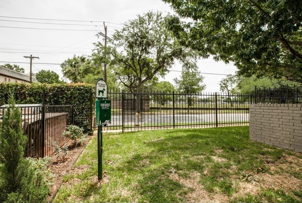 2833 Kings Rd, Dallas TX  75219-1250 exterior