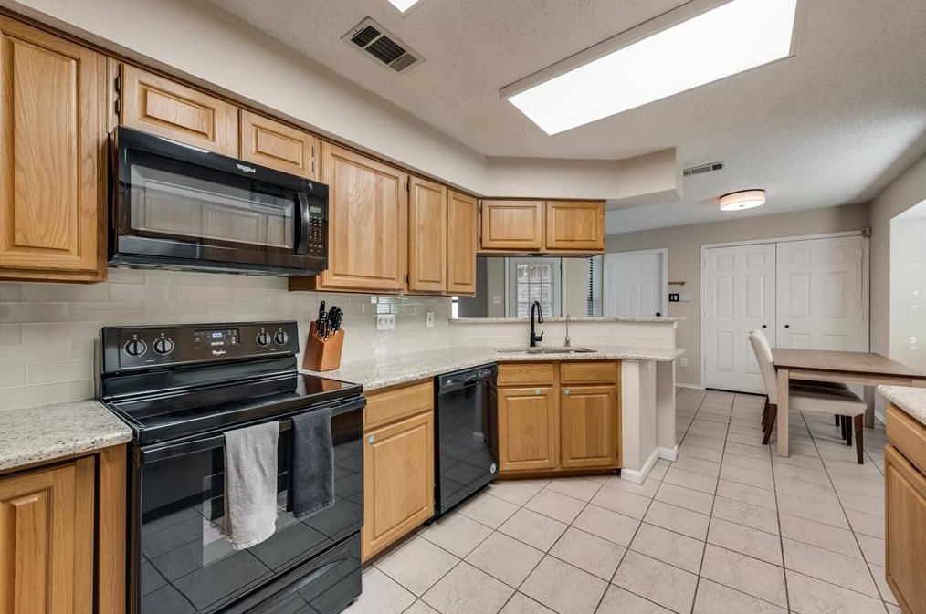 2902 Palisades Dr, Carrollton TX 75007-5083 exterior