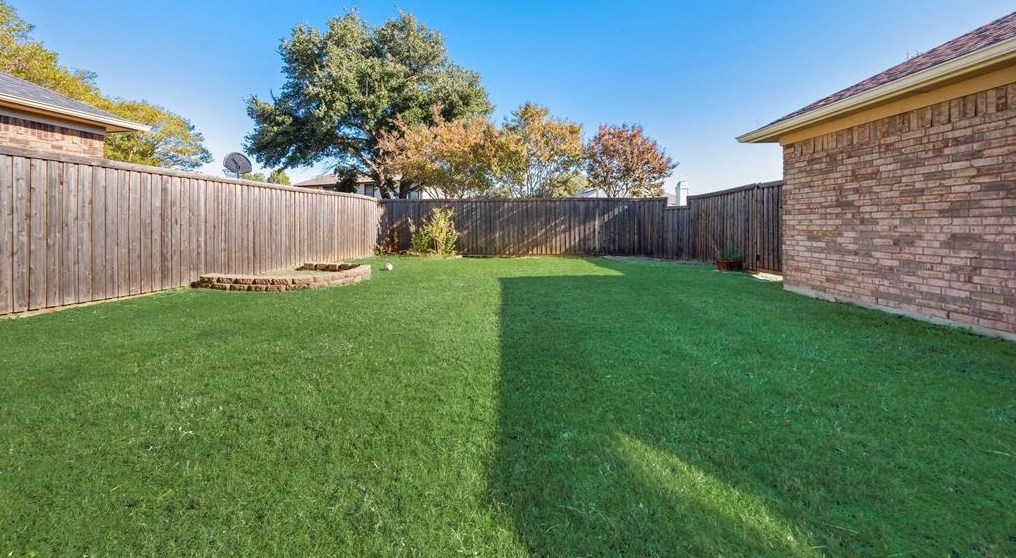 2902 Palisades Dr, Carrollton TX 75007-5083 exterior