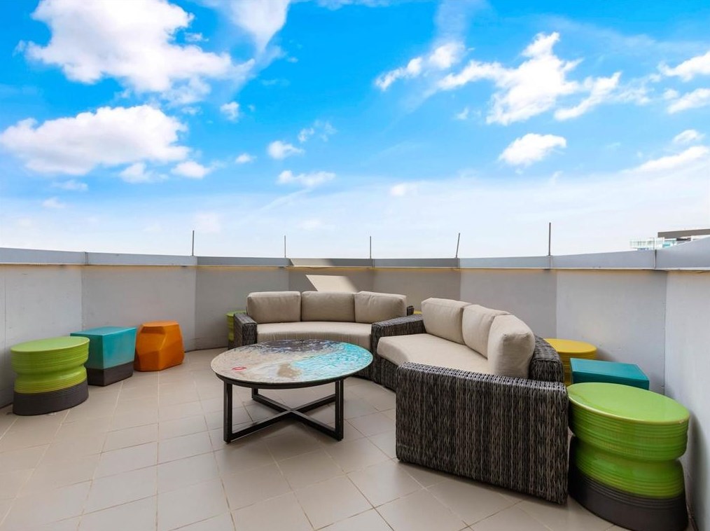 2900 Mckinnon St, Dallas TX 75201-1055 exterior