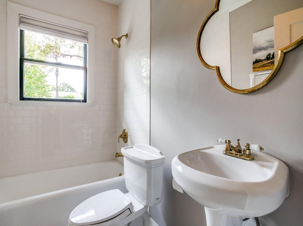 423 Valencia St, Dallas TX  75223-1318 exterior