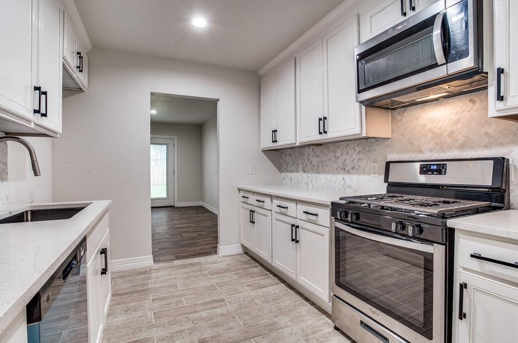 3014 Ivandell Ave, Dallas TX  75211-5621 exterior