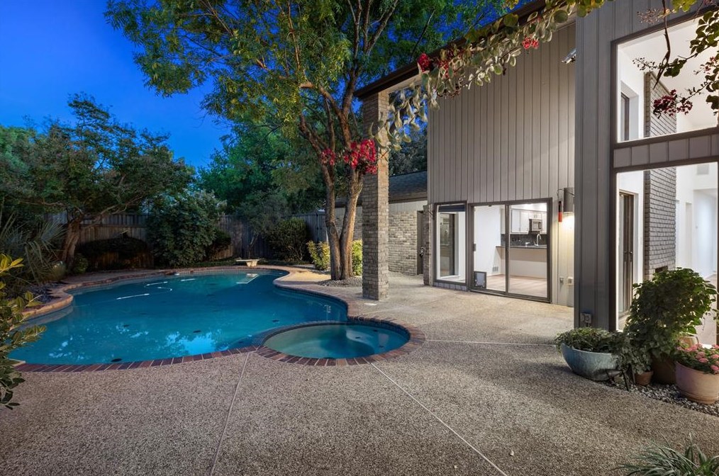 7126 Winedale Dr, Dallas TX  75231-9423 exterior