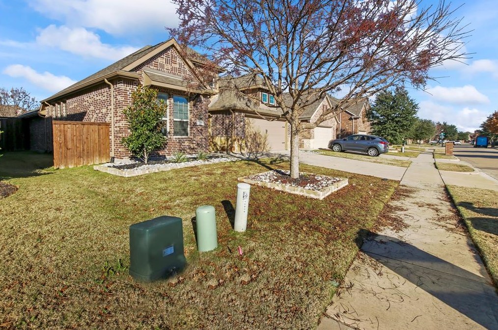 10808 Leesa Dr, Mckinney TX  75070-3327 exterior