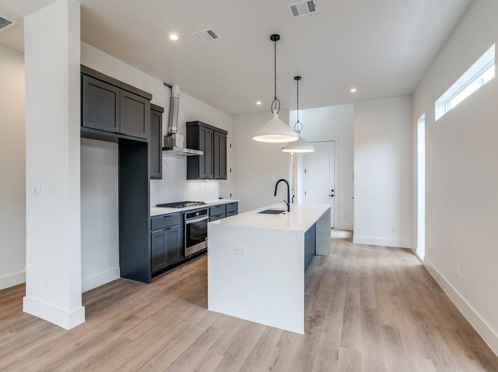 520 Wayne St, Dallas TX  75223-1641 exterior