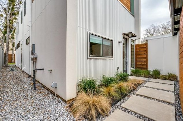 2310 Prairie Ave, Dallas TX  75204-3414 exterior
