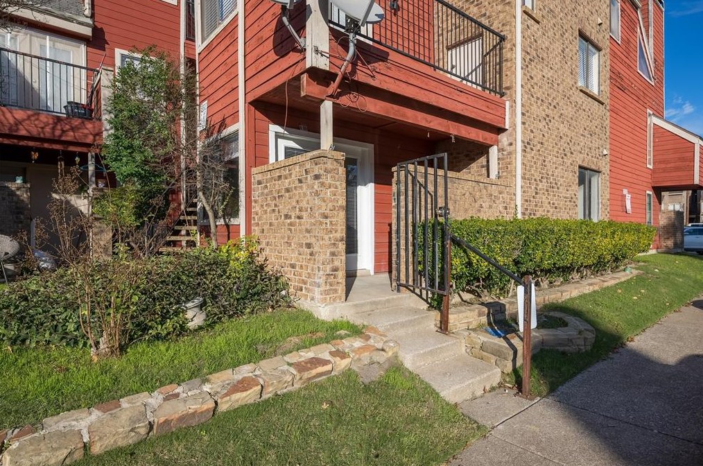 9827 Walnut St, Dallas TX  75243-8865 exterior