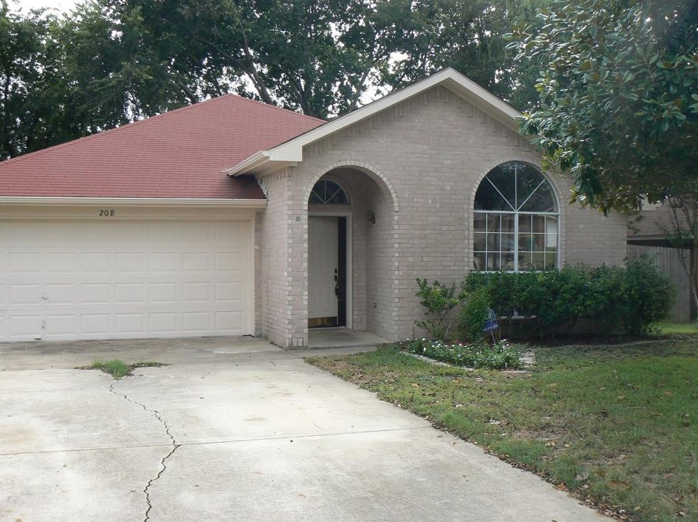 208 Oak Meadow Ln, Cedar Hill TX  75104-3282 exterior