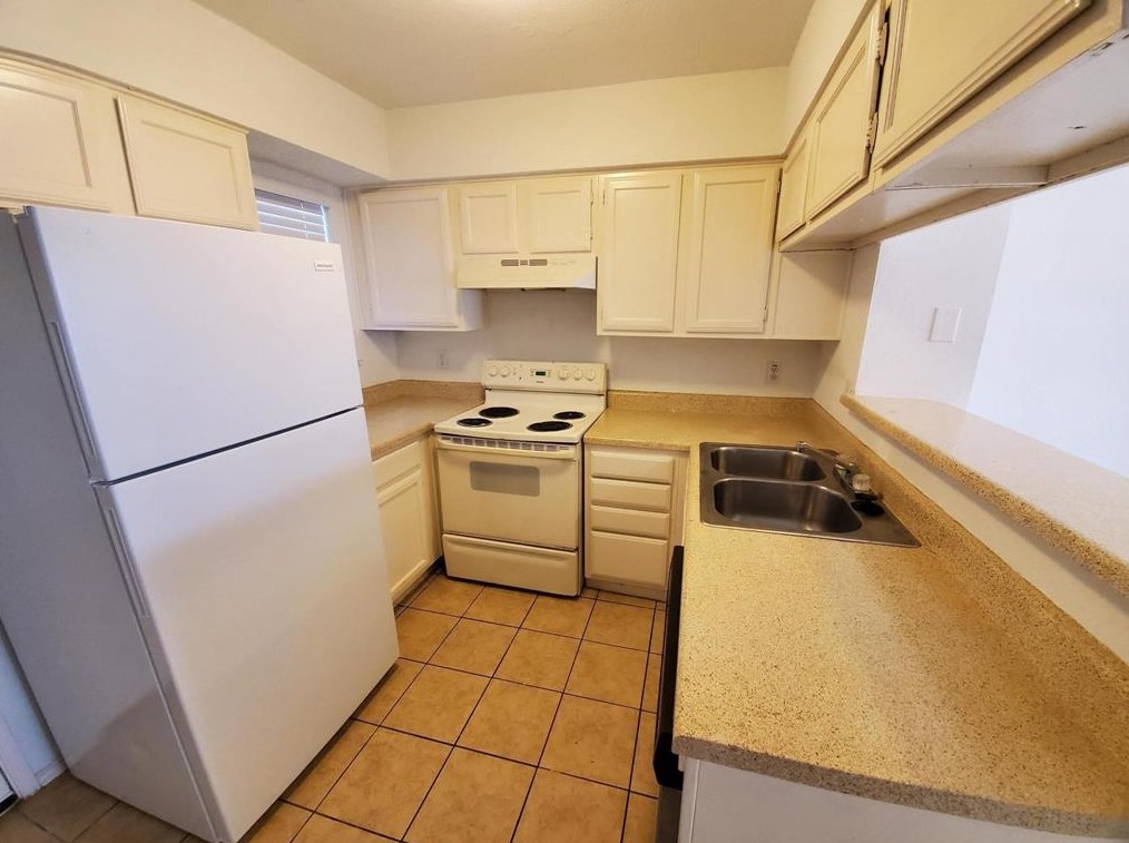 9475 Olde Towne Row, Dallas TX  75227-8161 exterior