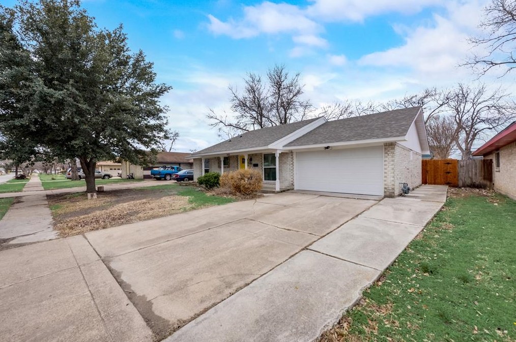1826 Tompkins Dr, Grand Prairie TX  75051-4035 exterior