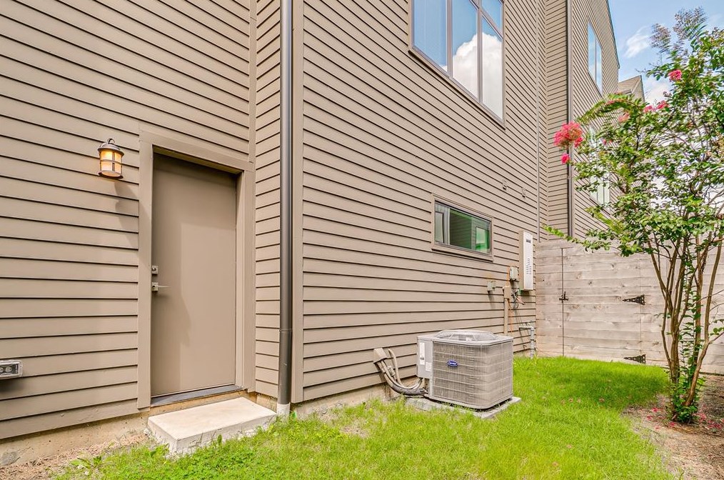 2707 Kimsey Dr, Dallas TX 75235-6611 exterior