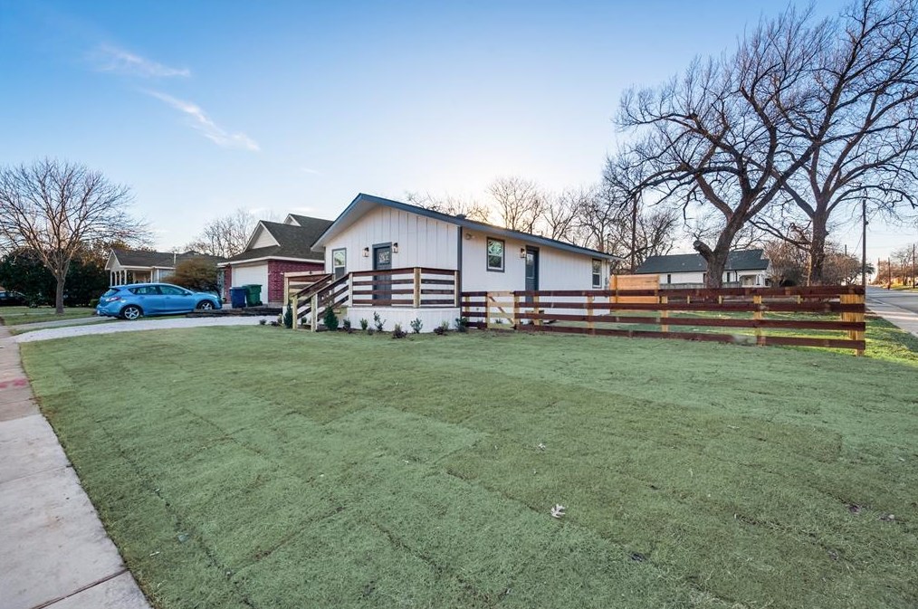 1211 Oak St, Mckinney TX  75069-2839 exterior