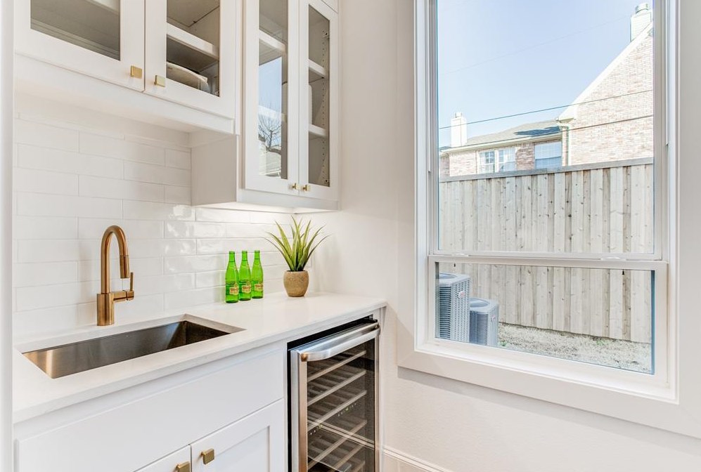 5843 Ln Vis Dr, Dallas TX 75214-4229 exterior