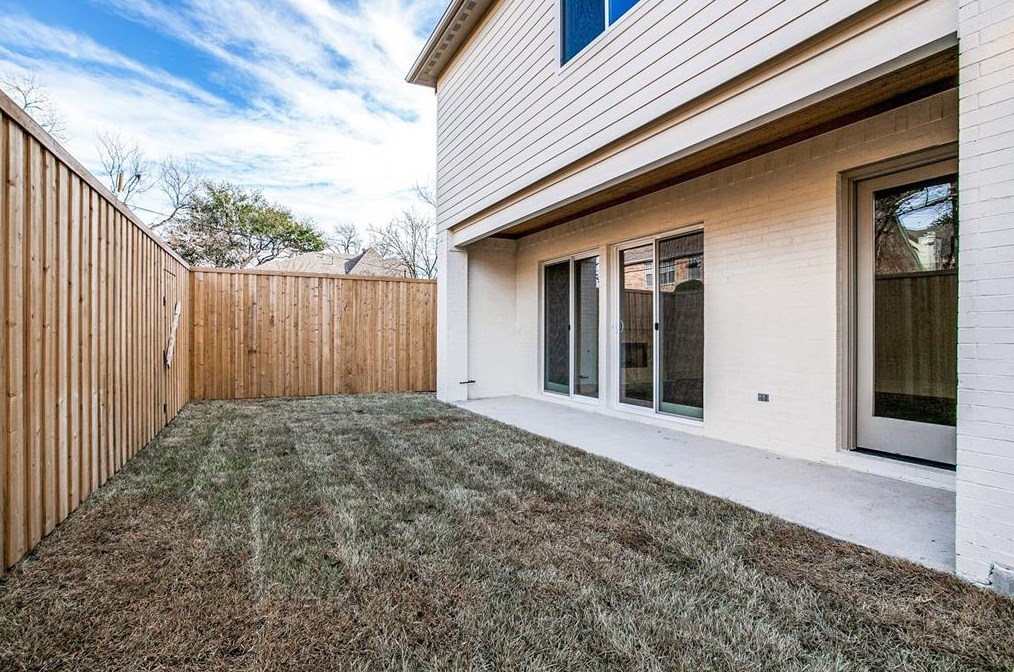 5843 Ln Vis Dr, Dallas TX 75214-4229 exterior