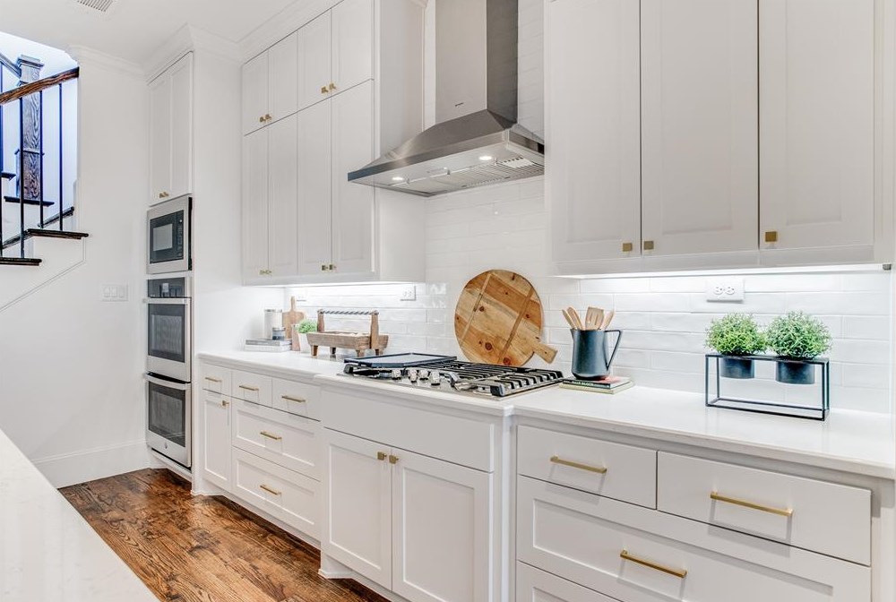 5843 Ln Vis Dr, Dallas TX 75214-4229 exterior