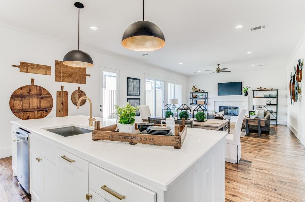 5843 Ln Vis Dr, Dallas TX 75214-4229 exterior