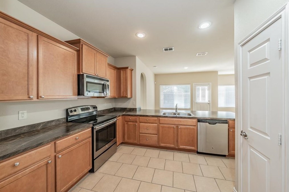 643 Alexander St, Grand Prairie TX  75051-6007 exterior