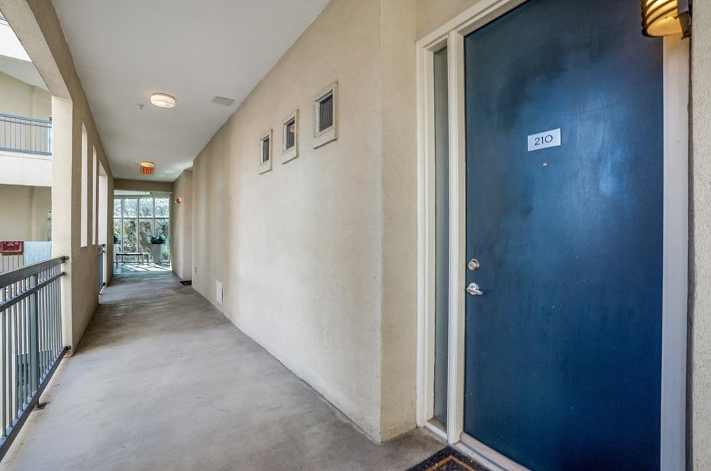 2950 Mckinney Ave, Dallas TX  75204-2598 exterior