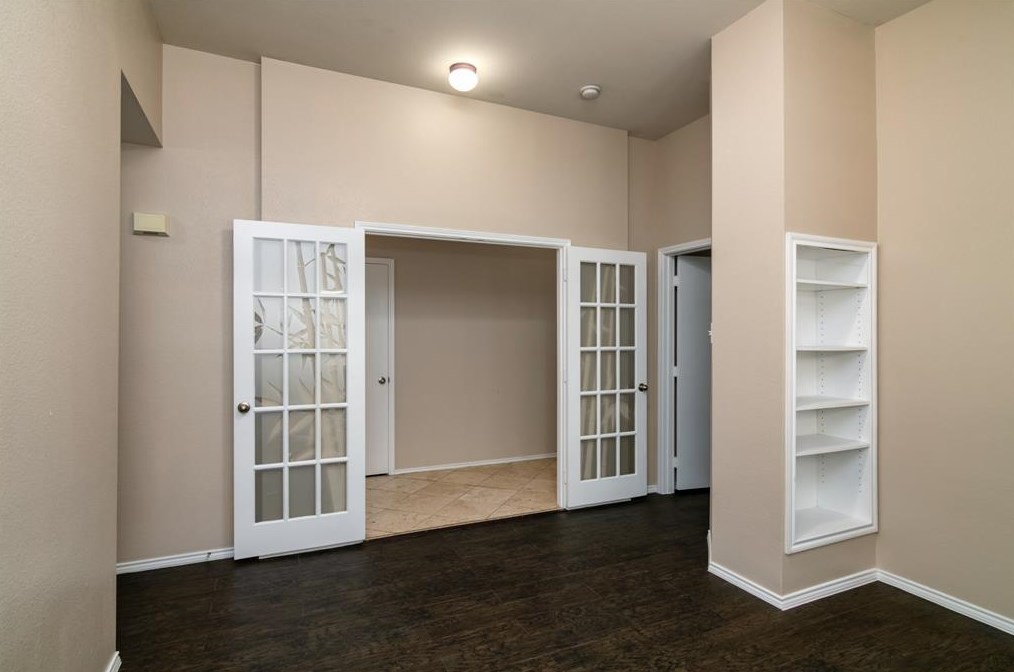 2831 Park Place Dr, Grand Prairie TX  75052-8520 exterior
