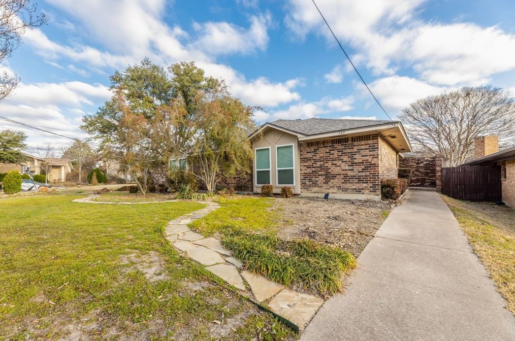 340 Park Brook Dr, Dallas TX  75218-1152 exterior