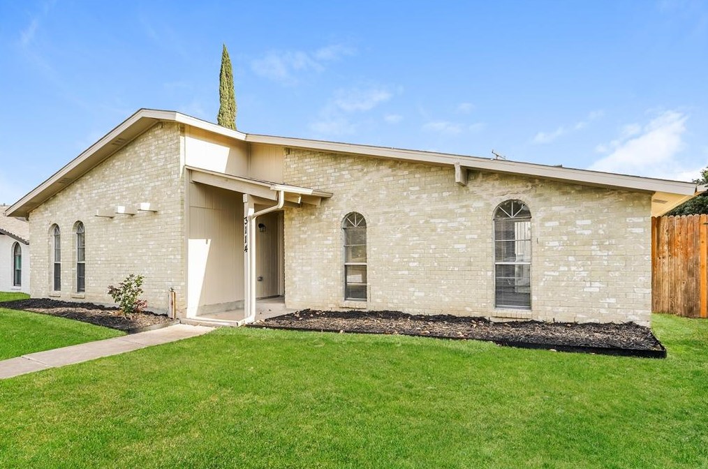 3114 Echo Dr, Grand Prairie TX  75052-5821 exterior