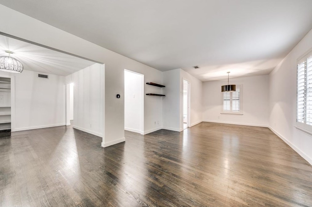 9005 Livenshire Dr, Dallas TX  75238-3649 exterior