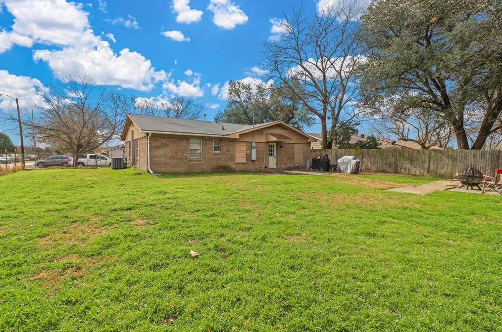 1115 Casa Dr, Mesquite TX  75149-5225 exterior