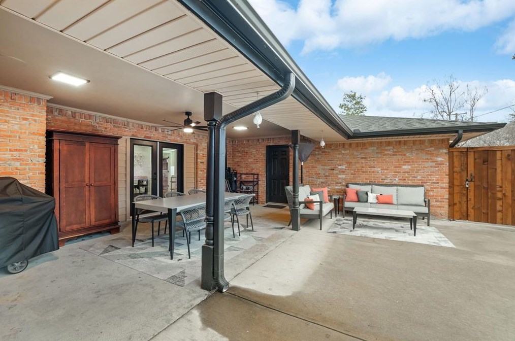 10406 Royal Clb Ln, Dallas TX 75229-5048 exterior