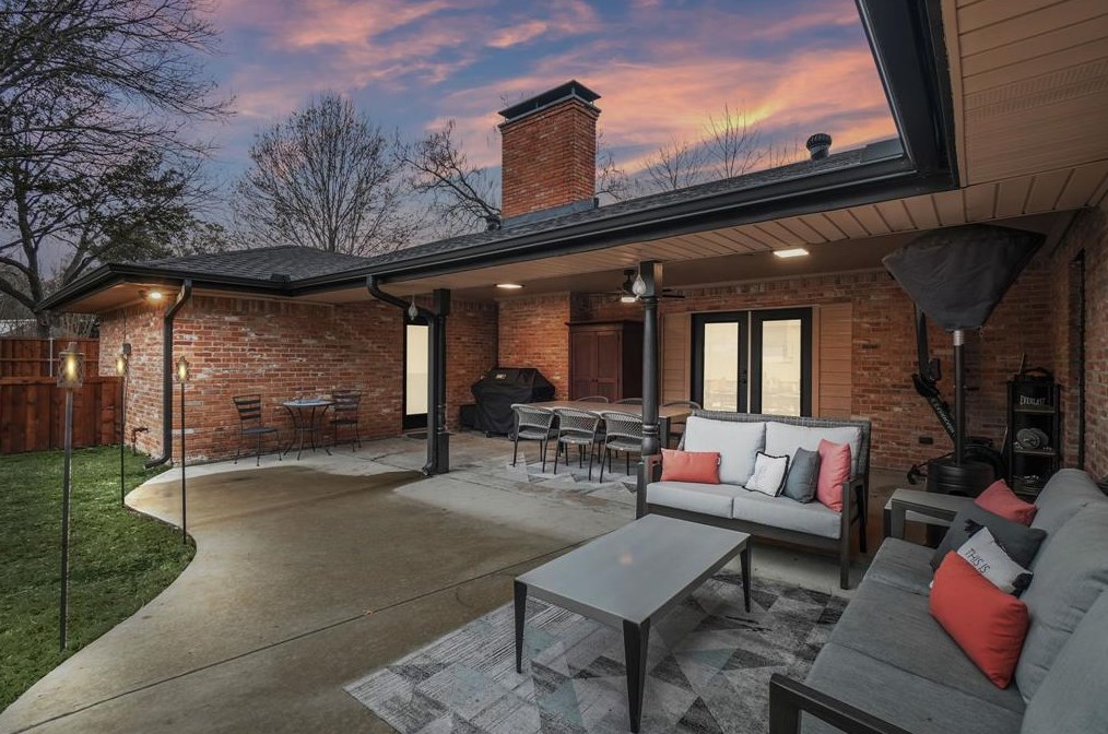 10406 Royal Clb Ln, Dallas TX 75229-5048 exterior