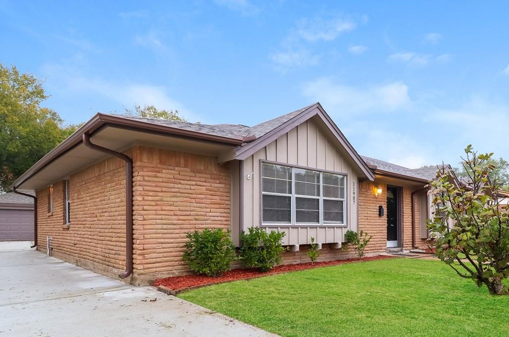 11907 Landsdowne Dr, Houston TX  77035-4345 exterior