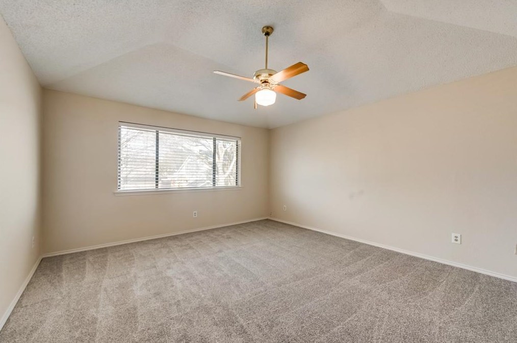 207 Lark Ln, Euless, TX 76039