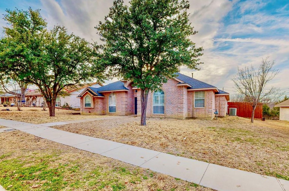 2006 Wellington Dr, Grand Prairie TX  75051-3741 exterior