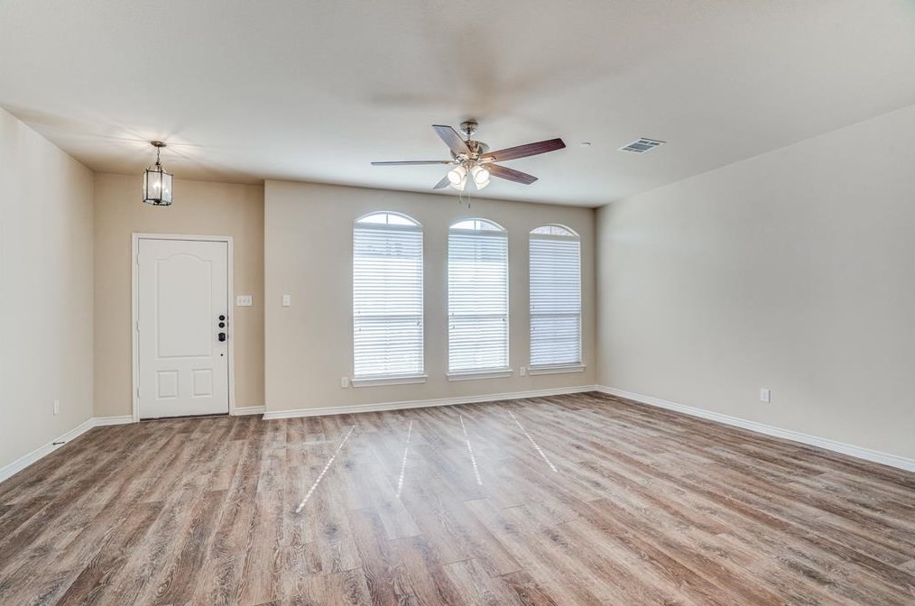 4253 Indian Run Dr, Carrollton TX  75010-3297 exterior