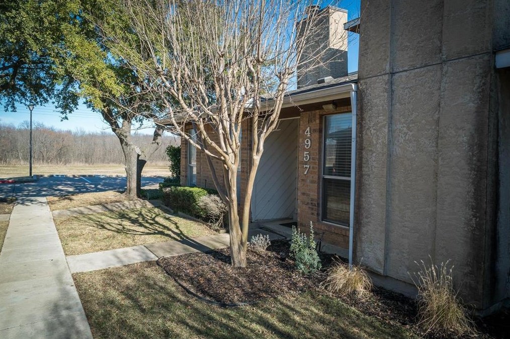 4957 Oak Blf, Mesquite TX  75150-3172 exterior