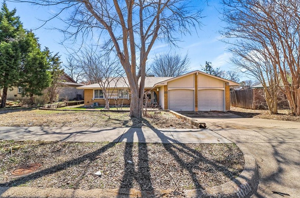 1020 Mountview Dr, Carrollton TX  75006-3912 exterior