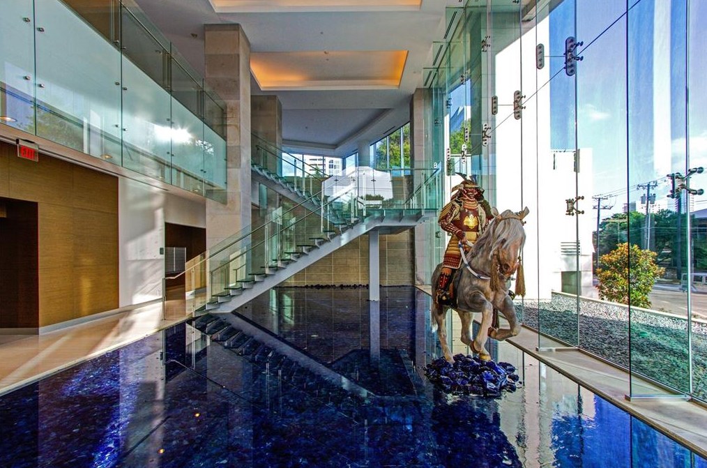 2900 Mckinnon St, Dallas TX 75201-1055 exterior