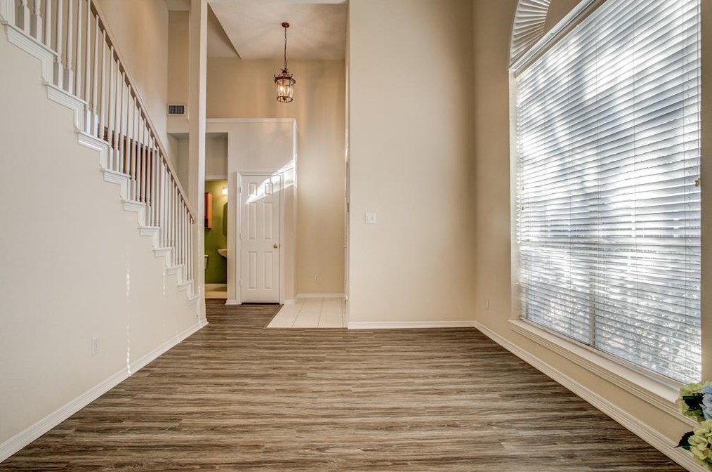 4149 Creekmeadow Dr, Carrollton TX  75010-1110 exterior