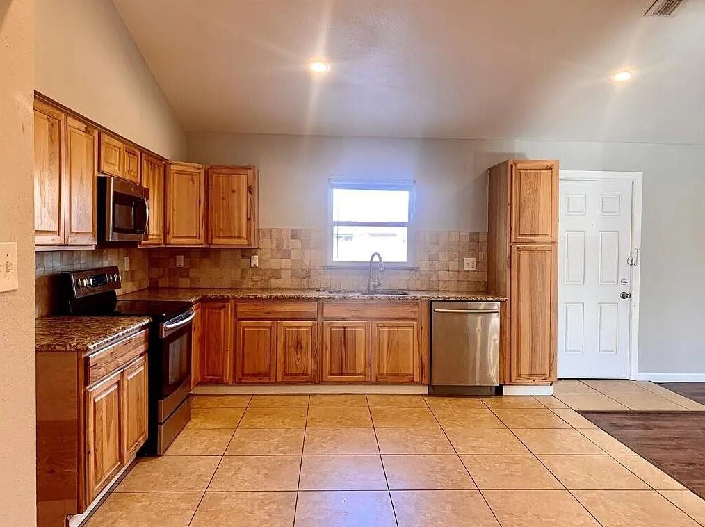 8113 Chesham Dr, Rowlett TX  75088-7656 exterior