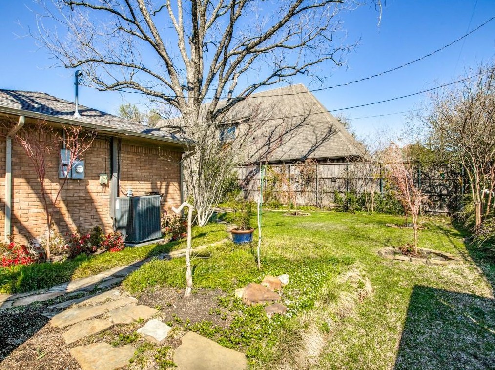 3636 Regent Dr, Dallas TX  75229-5244 exterior