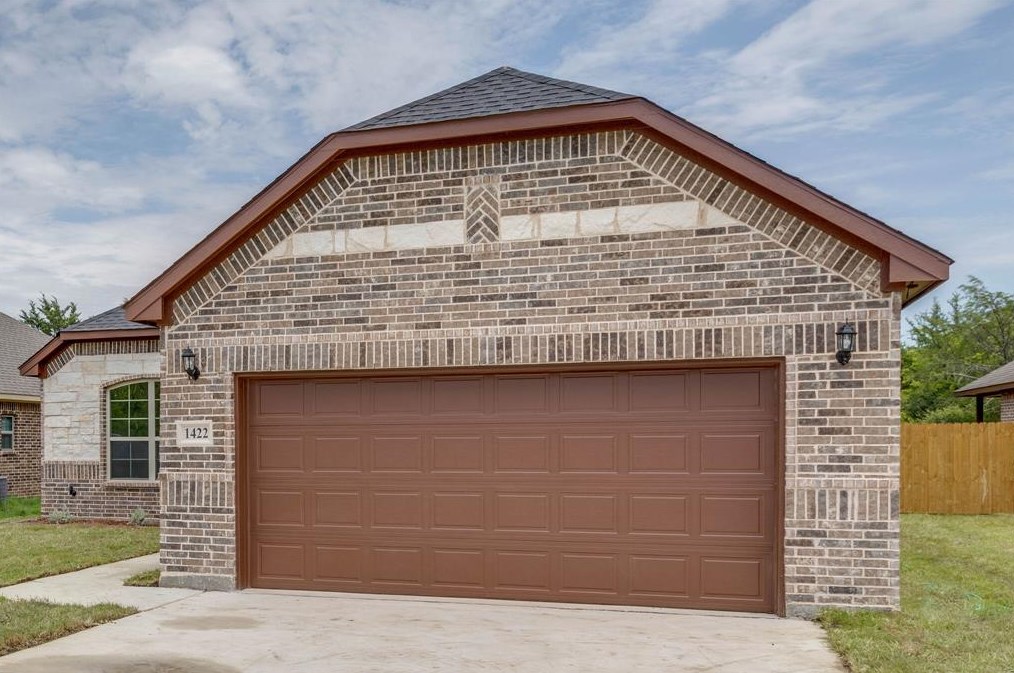 1422 Avenue C, Grand Prairie TX  75051-3417 exterior