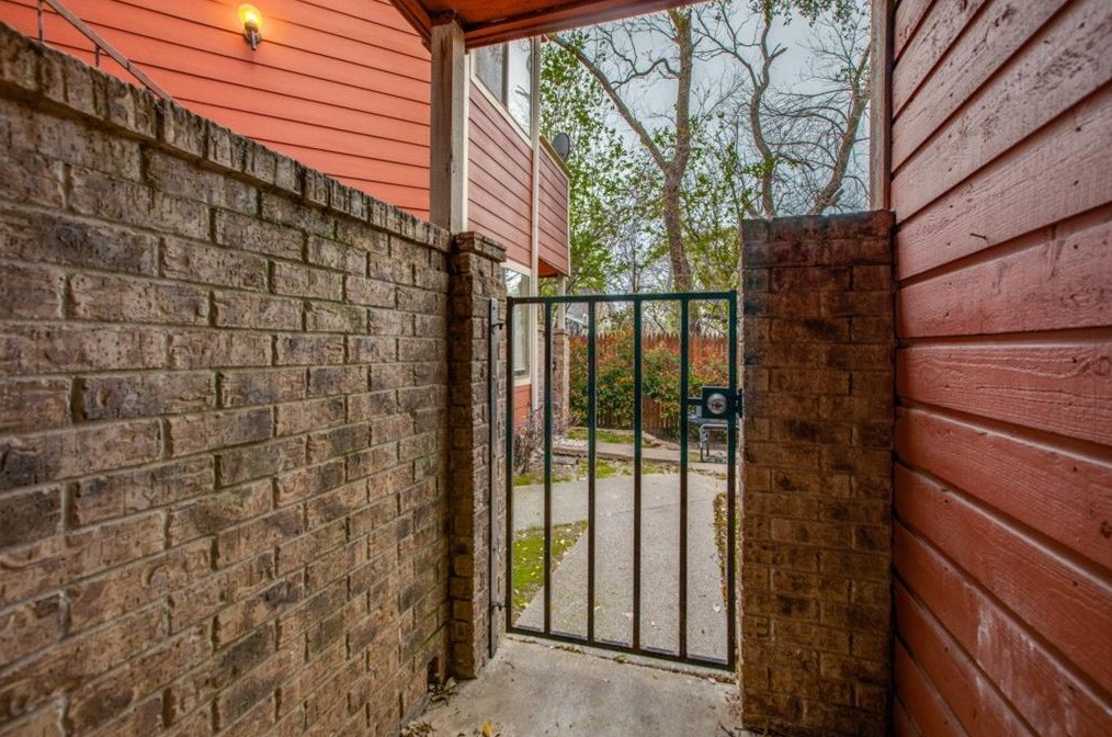 9825 Walnut St, Dallas TX  75243-8864 exterior