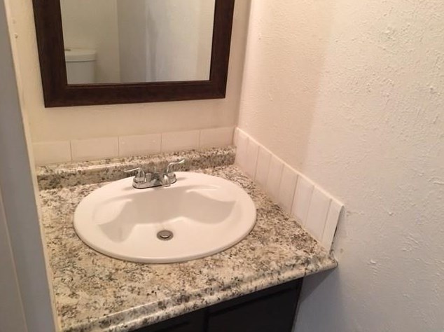 4047 Country Club Dr, Irving, TX 75038
