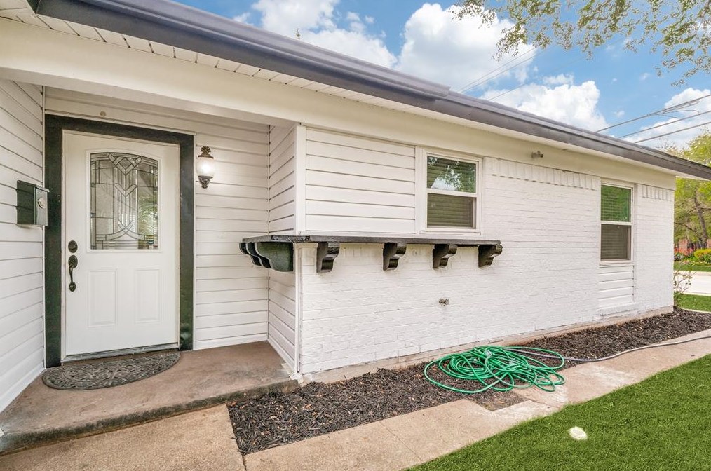 2137 Tompkins Dr, Grand Prairie TX  75051-4043 exterior