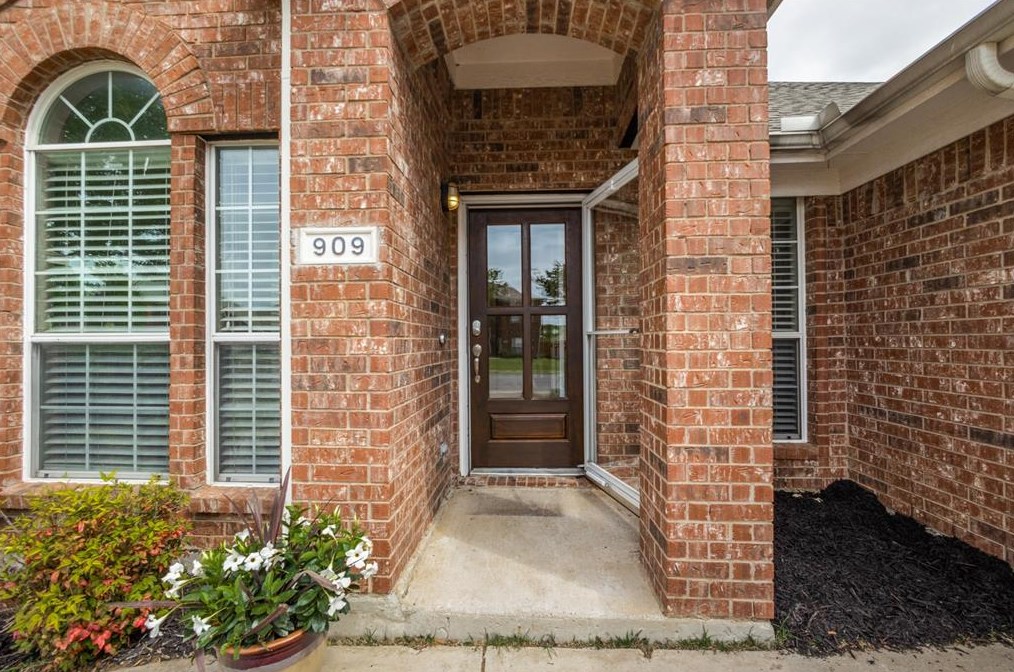 909 Stoneway Dr, Denton, TX 76210