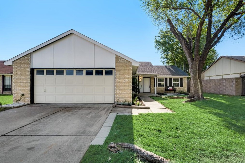 4825 Trailwood Dr, Grand Prairie TX  75052-2142 exterior