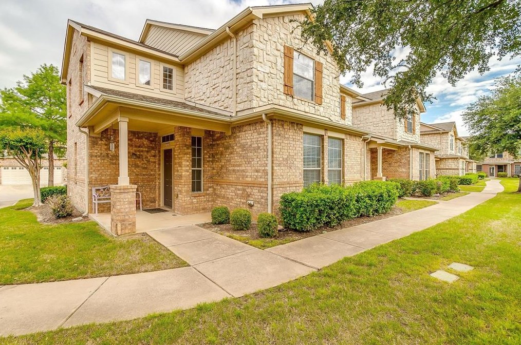 2722 Hyde Park Dr, Grand Prairie TX  75050-1315 exterior