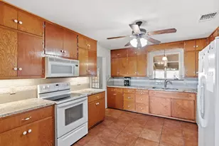 505 Waldrip St, Fredericksburg, TX 78624 - Photo 11