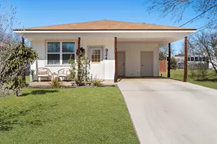 924 S Apple St, Fredericksburg, TX 78624 - Photo 3